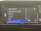 カーナビゲーションシステムで快適なドライブをサポート。Bluetooth接続でスマホの音楽も楽しめます。ラジオやCDなど、様々なソースに対応しており、飽きさせません。