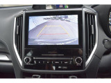 車両後方の映像を車内のディスプレイに表示し、駐車時や後退時の障害物や歩行者の確認を補助します。 広角レンズを採用し、広い範囲を映し出すことができます。