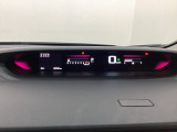 デジタル表示のスピードメーターとタコメーターを大きく配した見やすいメーター部になっています。左側のインフォメーション画面でオドメーターや燃費などの情報を確認できます。