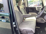 【ベンチシート】運転席と助手席の移動もスムーズ!狭い駐車場での乗り降りや、お子様の乗り降りにも便利です。座席の間にコンソールボックスやドリンクホルダーがないため、車内空間が広く感じます。