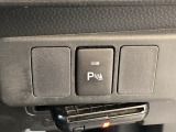 パーキングセンサーを装備。車両前後の障害物を検知し、警告音や表示で知らせます。駐車時の接触リスクを軽減し、狭い場所での取り回しも安心です。