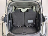 とても広々、大きな開口部の荷室スペースですね。 開口部広々だから、大きな荷物も楽々収納出来ちゃいますね。 荷物スペースは広いほうがいいですよね。
