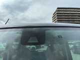 フロントカメラで前方の車両や歩行者を検知。衝突の可能性が高まるとメーター内の警告灯表示とブザーでドライバーに回避操作を促します。