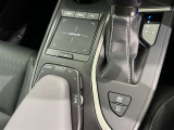 手元でナビゲーションなどの操作を可能にする「リモートタッチ」は、運転姿勢の変化を抑制し、スムーズな操作が可能です。