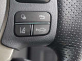 レーダークルーズコントロール(全車速追従機能付)が装備されています。高速道路で定速走行だけでなく、0km/hから約100km/hの広い範囲で先行車との車間距離を適切に保ちながら追従走行ができます。