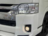 【LEDヘッドライト】悪天候や夜間走行時も良好な視界を確保し安心して運転できる高輝度LEDヘッドライトを装備!点灯速度が早く、消費電力も抑えられています。