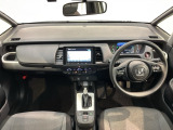 使いやすいレイアウトのダッシュボード周辺です。オートエアコンや小物入れなど嬉しい装備が満載です。