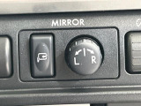 【電動格納ミラー】サイドミラーは電動格納式となっており、狭い駐車場でもキズがつくリスクを抑えられます。