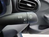 スイッチをオートに設定しておけば、車外の明るさに応じて自動的にヘッドランプを点灯・消灯します。夕暮れ時やトンネルの続く山道などを走行する時に便利なコンライトを装備しています。