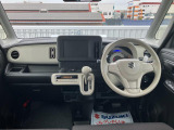 シンプルで実用的なインパネ。