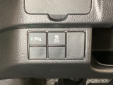 VSA装備車です。VSAはドライバーの操作と車の動きを見守っています。もし車の挙動が乱れたとき、4輪別々にブレーキをかけたり、エンジンパワーをしぼることによって車を安定させます。