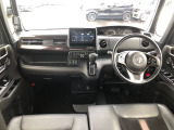 【インパネ全体】手が届きやすく、どなたでも運転しやすいです。シンプルで使いやすい設計になっています!
