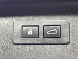 【パワーバックドア】スマートキーや運転席のボタンを押すだけでリアゲートが自動で開閉します!荷物を持っている時や、高い位置にあるバックドアを閉める際に便利な機能です♪