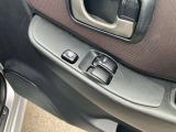前席パワーウィンドウとなっています。運転席はオートになっているのでワンタッチ開閉することが出来ます。