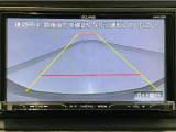 【バックカメラ】運転が苦手な方も車庫入れラクラクです!ギアをリバースに入れれば自動的に切り換わりますので、面倒な操作は不要です♪狭い駐車場もお車を傷つけず安心ですね!