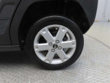 車両のデザインにマッチした純正アルミホイールを装着しています。