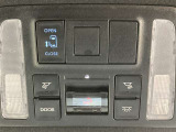 左側はパワースライドドアで、両手が荷物でいっぱいの時でもドアの開閉がラクラクです♪安全装置も付いているので、お子様の乗り降りも安心です。
