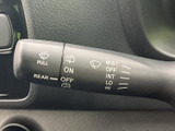 雨天時でもクリアな視界を確保できるワイパーレバー。運転中の安全性を高め、快適なドライブをサポートします。