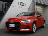 シングルフレームに燦然と輝くAudiのシンボルである4つの輪。4つの自動車メーカーが手を組み、Auto Unionを設立したことに由来します。