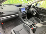 落ち着いた色調の室内空間は、運転中のリラックス効果も期待できます。操作系も視認性が高く、直感的に操作可能です。快適なドライブをサポートします。