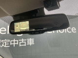 ルームミラーでアラウンドビューモニターの画像が確認出来ます。