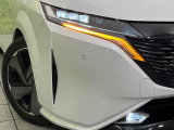【LEDヘッドライト】悪天候や夜間走行時も良好な視界を確保し安心して運転できる高輝度LEDヘッドライトを装備!点灯速度が早く、消費電力も抑えられています。
