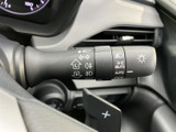 操作しやすいウインカーレバーは、安全な運転をサポート。直感的な操作感で、スムーズな車線変更や右左折を可能にします。