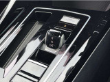 運転席シートは電動アジャストタイプ。メモリープリセット機能付きなのでご家族で運転交代される際も、ポジション調整の手間がかかりません。