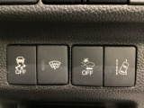 Hondaセンシング用の、VSA(ABS+TCS+横滑り抑制)解除と路外逸脱抑制機能のオンオフスイッチなどはハンドルの右側に装備しています。