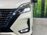 【LEDヘッドライト】悪天候や夜間走行時も良好な視界を確保し安心して運転できる高輝度LEDヘッドライトを装備!点灯速度が早く、消費電力も抑えられています。