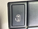 【パワースライドドア】スマートキーや運転席のスイッチでスライドドアの開閉が可能♪電動だから力を入れてドアを開ける必要が無く、小さいお子様でも、重い荷物を持っている時もラクに開け閉めできます♪
