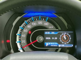 視認性の高いメーター類で、運転に必要な情報をしっかり確認できます。デジタル表示でモダンな印象を与えます。