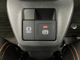 【電動パーキングブレーキ+オートブレーキホールド機能】 指先だけで簡単に操作が可能なパーキングブレーキ、スイッチを押すとブレーキペダルから足を離してもブレーキを保持できるオートブレーキホールド搭載。