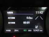 ディスプレイには、平均燃費、外気温、航続可能距離などの情報が表示されます。