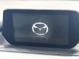【マツダコネクトナビ】車内の雰囲気にマッチした一体型タイプのナビ。各種車輌設定やBluetooth再生等、様々な機能が楽しめます。直感的なダイヤル操作が可能で、使い勝手も良好です。