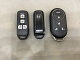 スマートキー付きですからドアロックの開閉およびエンジンスタートが楽々です。電動スライドドアの開け閉めもボタンで操作できます。加えて、純正リモコンエンジンスターター用の操作キーもついています。