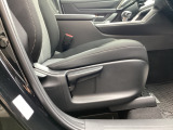 運転席にはドライバーの体型や好みに応じて前後方向だけでなく、高さの調整ができるシートリフターを装備!