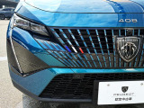 フロントウィンドウ内の小型カメラで前方の状況を分析。対向車や前方車両を感知した場合は、ハイビームとロービームを自動で切り換え、他車を眩惑することなく、夜間走行の安全性を高めます。