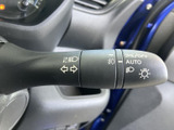 操作しやすいウインカーレバーで、周囲への意思表示を確実に行えます。安全運転をサポートする、信頼性の高い操作感です。
