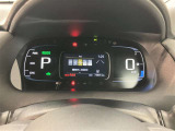 視認性に優れたメーターを採用しており、走行中でも車速や情報が分かりやすく表示されます。運転時の視線移動をむりのない範囲に抑え、快適で安心感のあるドライブをサポートします。