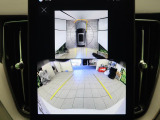 【360&deg;ビューカメラ】4台の高解像度カメラで360度の鳥瞰図を表示。隣の車や壁、死角にある障害物などを画面で確認できるため、狭いスペースでの駐車・出入りも安心です。