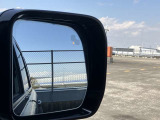 【ブラインドスポットアシスト】車線変更時に目視できない車を検知すると、検知した側のミラーに警告ライトが点灯。更にステアリングを制御し、アシストします。