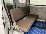 【リヤシート】折り畳み式のベンチシート。短距離移動や作業者には十分です。