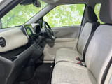 運転しやすい運転席周りのデザインは、安全な運転をサポートします。シンプルで操作しやすい配置が、ドライバーを安心させます。