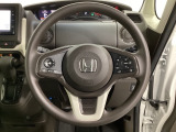 ハンドルにHondaセンシング系のクルーズコントロールやレーンキープアシストなどのスイッチと、オーディオの操作スイッチが装備されています。ハンドルから手を離さず安全に操作できます。
