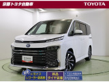 スクエア型の大きく開いたグリルが独創的なフロントマスク。リヤガラスが大きく迫力あるリヤスタイルの【ヴォクシーHV】。モデリスタのガーニッシュを装着。 先鋭的で独創的な外観と広い室内空間が人気の車です。