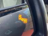 【ブラインドスポットモニター】走行中、ドアミラーの死角になりやすい箇所に後続車が接近するとサイドミラーのレンズに警告を表示!ドライバーに注意喚起をしてくれます。