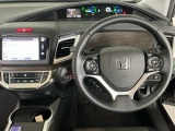【ハンドル】運転にかかわる様々な操作を安全に行えるように視点移動が少なく操作性に配慮されたスイッチ類が凝縮されたコックピットです。