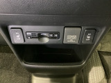 前席の左右別々のシートヒータースイッチが付いています。HiとLoの2段階で温度設定ができます。 スイッチの間にはアクセサリーソケットとETCがついており、高速道路の料金所の通過も楽々です!