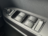 運転席ドアのウインドウ操作スイッチです。すべてのウインドウの開閉操作が可能です。また、ドアミラーはオート開閉なので、ドアロックで自動で閉じ、エンジンスタートで自動で開きます。